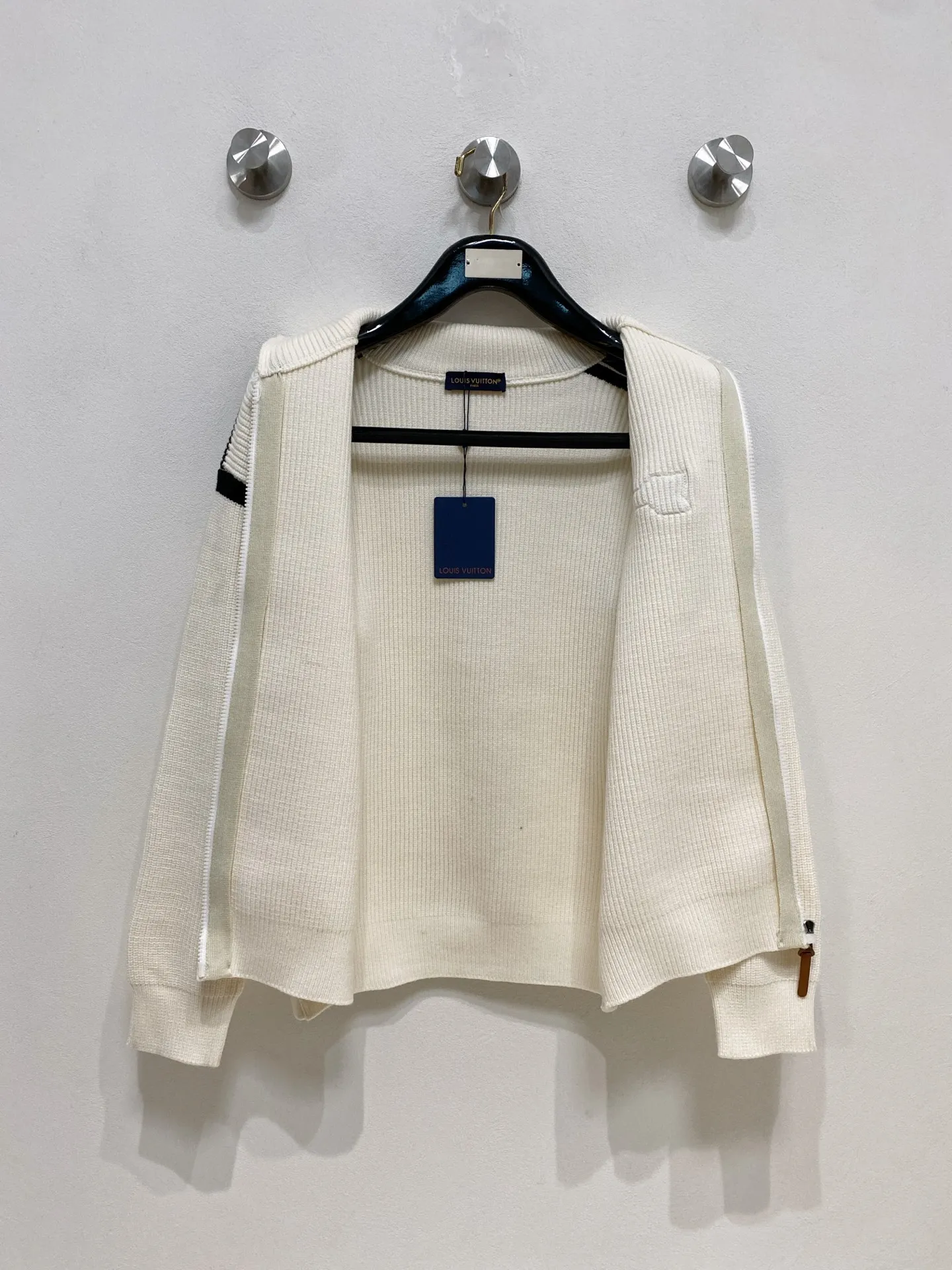 🅿️540 LV autumn and winter classic cardigan sweater, in full condition! ! ! Wool blended fabric, the latest model in 2025, golden ratio! ! Slim-fitting soft gold, versatile and practical item, the combination and practicality are extremely powerful, simple and elegant, and classy! To create your own style, it is highly recommended to buy it in two colors. The standard slim fit tailoring process is suitable for both young and old men. It is knitted from wool and will not cause any discomfort! While keeping warm, it is stylish, textured and wearable, and the classic logo with contrasting colors on the chest feels in place! ! Recommended for regular customers! ! Size M-3XL (maximum wear: 190 pounds)